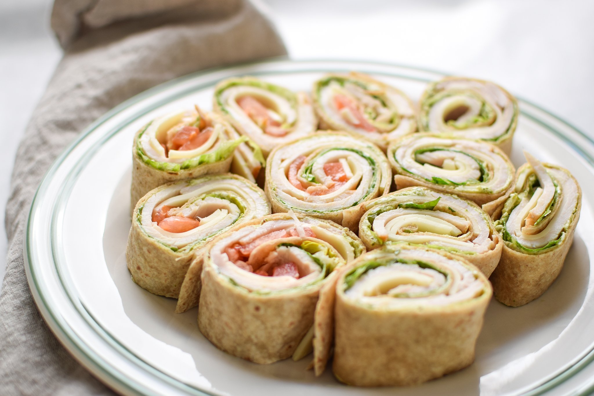 Turkey Pesto Tortilla Pinwheels - My favorite deli cold lunch in a homemade version PLUS pesto!! LOVE. - ProjectMealPlan.com