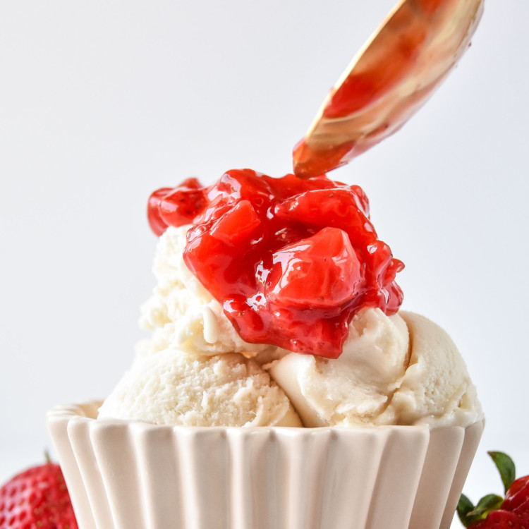 https://cdn4.projectmealplan.com/wp-content/uploads/2019/06/strawberry-sauce-on-ice-cream-close-up-750x750.jpg