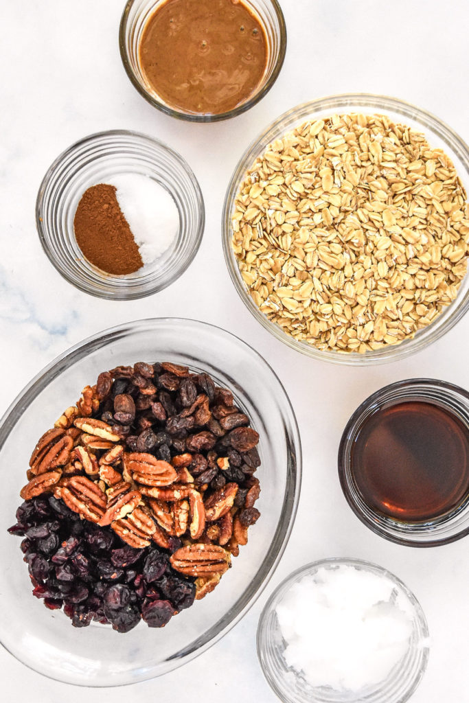 glass bowls with ingredients required to make homemade granola bars.